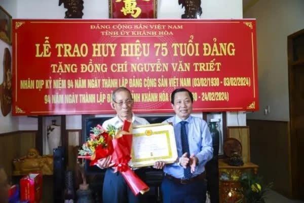 Phó Bí thư Tỉnh ủy Hà Quốc Trị trao huy hiệu 75 năm tuổi Đảng cho đảng viên Nguyễn Văn Triết