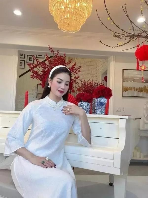 Biệt thự ngập sắc Tết của Hoa hậu Phạm Hương ở trời Tây