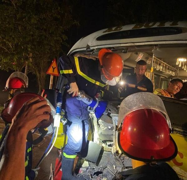 Cảnh sát cắt thùng xe buýt giải cứu nạn nhân bị mắc kẹt sau tai nạn