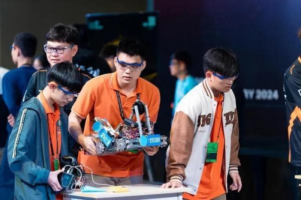 Hàng trăm học sinh tranh suất dự chung kết giải robot toàn cầu