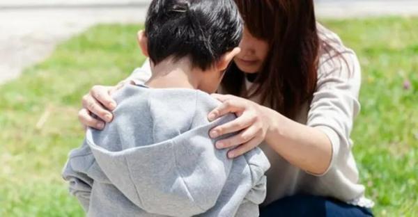 9 câu cha mẹ động viên khi con bị bắt nạt khiến trẻ tổn thương sâu sắc
