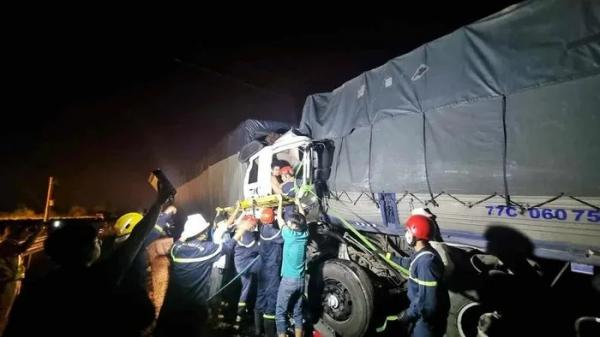 4 xe tải tông nhau trên cao tốc Vĩnh Hảo-Phan Thiết, một tài xế t‌ử von‌g
