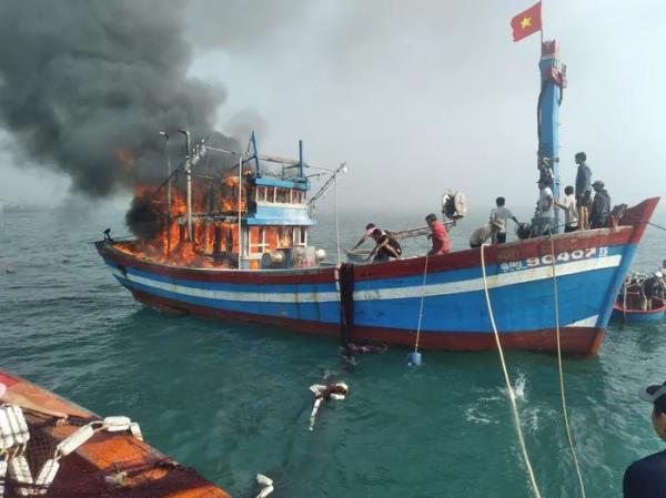 Tàu cá ngư dân Quảng Ngãi bốc cháy dữ dội khi neo đậu gần bờ