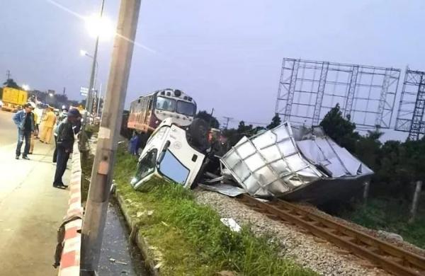 Băng qua đường sắt, xe ô tô tải bị tàu hỏa tông bẹp rúm, tài xế may mắn thoát nạn