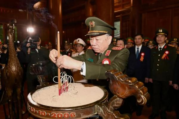 Đại tướng Tô Lâm dâng hoa, dâng hương tưởng niệm Chủ tịch Hồ Chí Minh