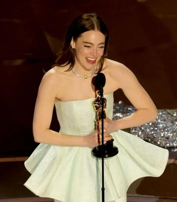 Emma Stone có tượng vàng Oscar thứ 2 trong sự nghiệp nhờ Poor Things
