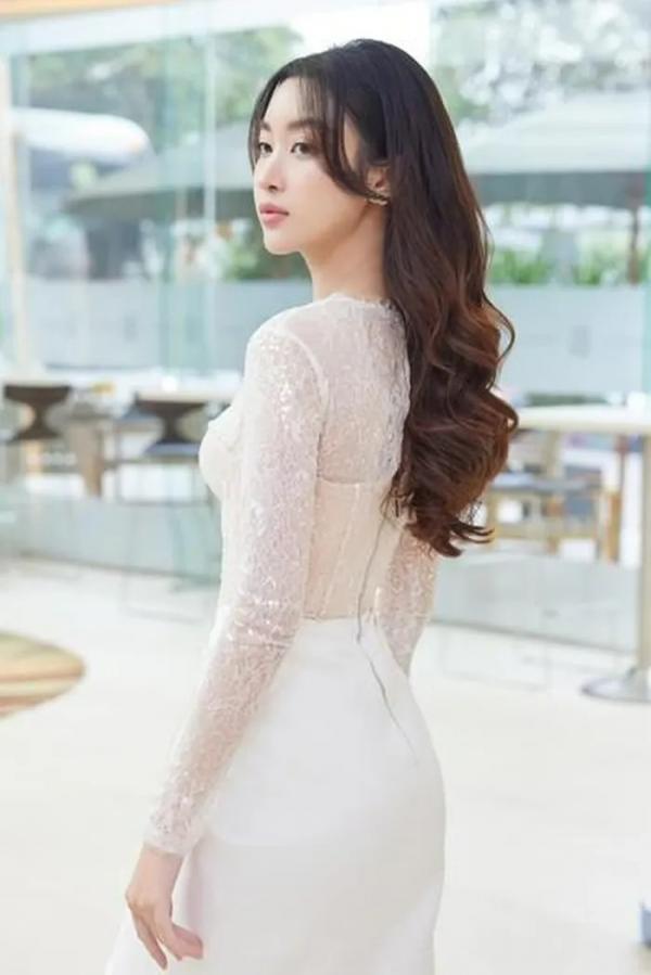 Trầm trồ vóc dáng “gái một con” của Hoa hậu Đỗ Mỹ Linh
