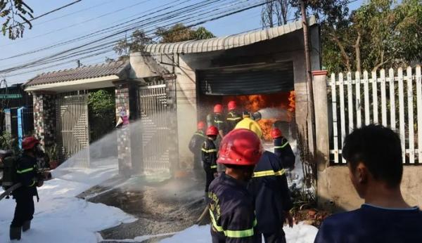 Cháy kho chứa sơn ở Bình Phước, một người bị thương