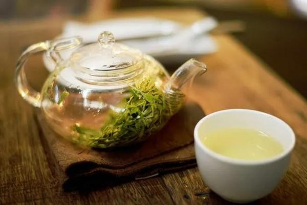 Uống trà xanh giúp da tự chống nắng, ngừa ung thư