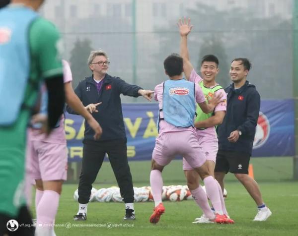 Đội tuyển Việt Nam làm quen với bóng thi đấu trận lượt đi gặp Indonesia