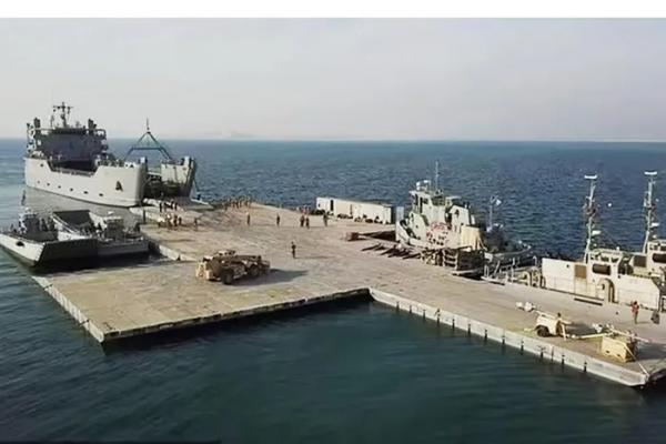 Cận cảnh tàu hỗ trợ hậu cần của lục quân Mỹ dựng bến tàu nổi ở Gaza