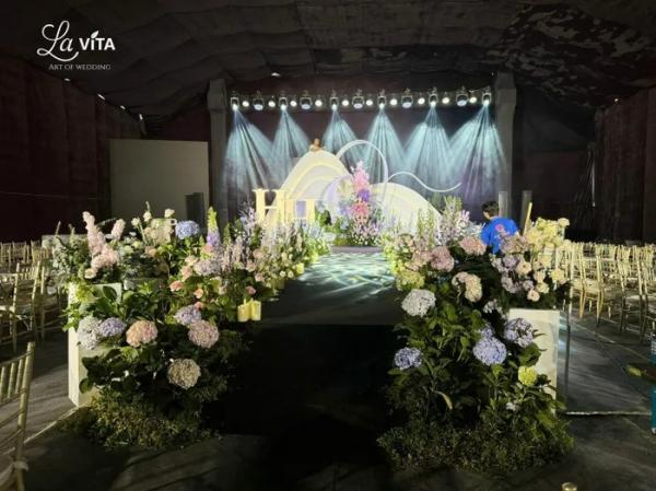 Lễ đường ngập hoa tươi trong rạp cưới rộng 2.000 m2 của Quang Hải và Chu Thanh Huyền