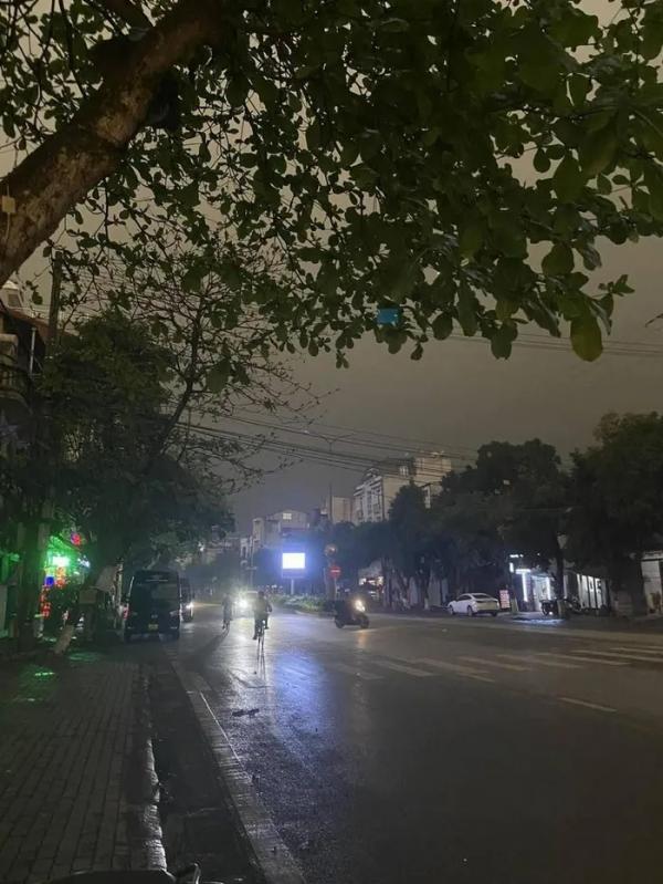 Cảnh báo mưa lớn cục bộ, dông, lốc, mưa đá khu vực nội thành Hà Nội