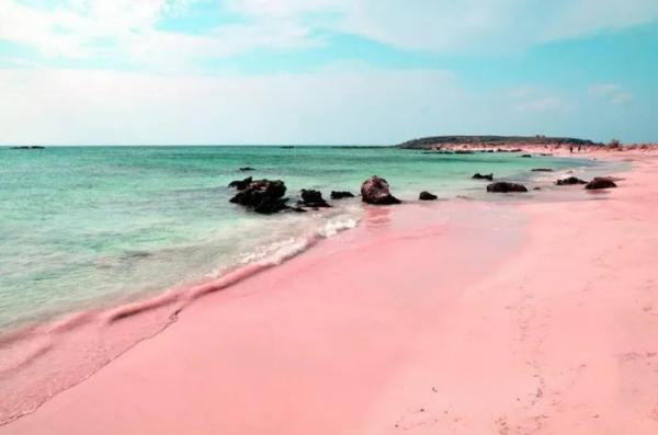 Những bãi biển màu sắc sặc sỡ này thu hút khách du lịch bởi màu cát độc đáo hiếm có.