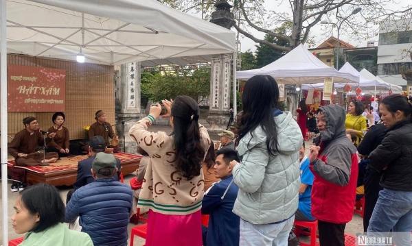 Truyền nhân nghệ nhân Hà Thị Cầu gìn giữ, lan tỏa tình yêu với hát xẩm