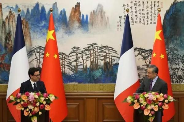 Pháp muốn Trung Quốc “gửi thông điệp rõ ràng” tới Nga