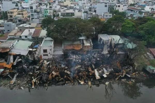 Xóm ven kênh Tàu Hủ đổ nát sau đám cháy, người dân mang thực phẩm đến hỗ trợ bà con