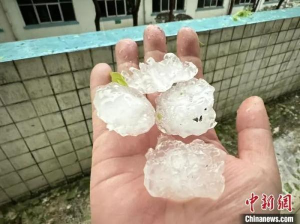 Trung Quốc lần đầu tiên ban bố cảnh báo cao nhất về thời tiết đối lưu mạnh