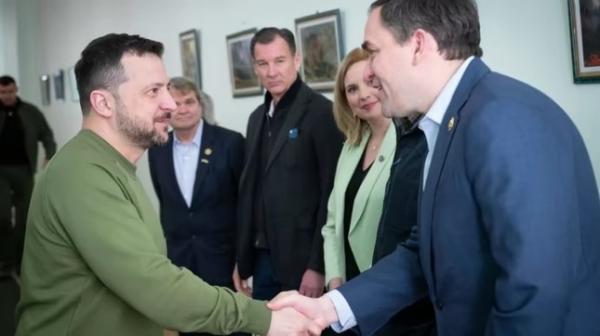 Tổng thống Ukraine gặp phái đoàn nghị sĩ Mỹ ở gần biên giới Nga