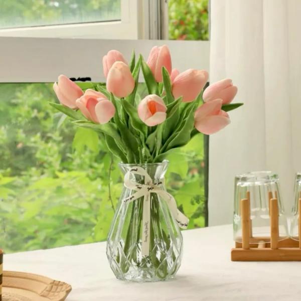 Thầy phong thuỷ dặn kỹ: Phòng khách dù to hay nhỏ cũng đừng đặt 4 loại cây hoa này kẻo “hoa vượng người héo”