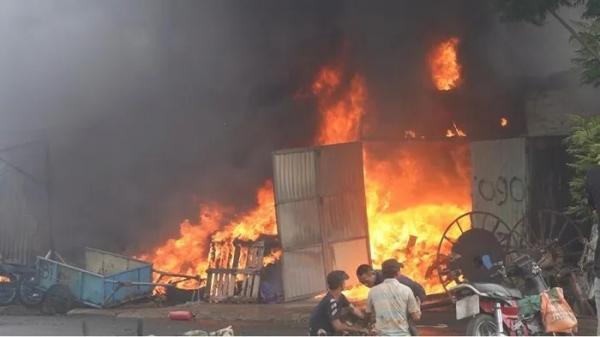 Đà Nẵng: Cháy lớn tại cửa hàng bán ngư cụ