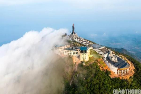 Khoảnh khắc mây phủ huyền ảo trên đỉnh núi Bà Đen Tây Ninh