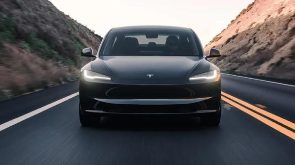 Thiết kế trưởng của Tesla cho biết nên tiếp tục “theo dõi” chiếc xe EV giá 25.000