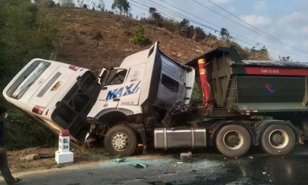 Xe khách va chạm với xe tải, 1 người t‌ử von‌g, hơn 20 người bị thương