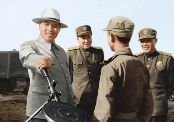 Hình ảnh Chủ tịch Kim Nhật Thành bên cạnh lực lượng Quân đội Triều Tiên