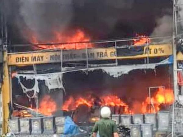 Cháy lớn siêu thị điện máy ở Sơn La