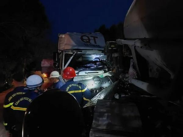 Hai xe tải đối đầu trong đêm, tài xế t‌ử von‌g trong cabin