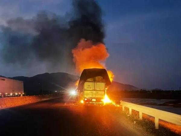 Hỏa hoạn thiêu rụi xe tải chở phế liệu