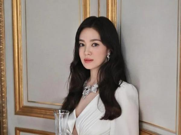 Song Hye Kyo bất ngờ có thêm một “bản sao”, hóa ra là mỹ nhân đẹp nhất Hàn Quốc