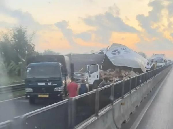 Ba xe tải va chạm liên hoàn trên cao tốc Trung Lương - Mỹ Thuận gây ùn ứ khoảng 10km