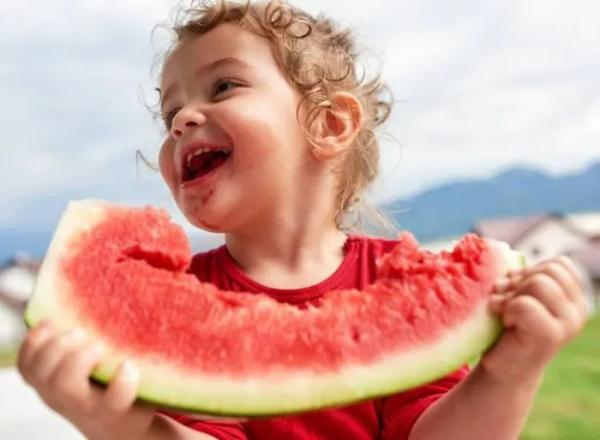 Mùa hè oi nóng, những thực phẩm nào tốt cho sức khỏe của bé?