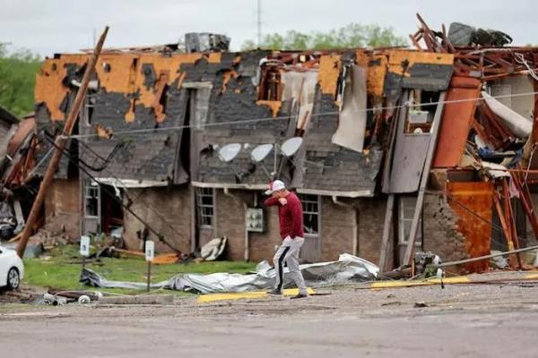 Hàng chục lốc xoáy tấn công Oklahoma, ít nhất 4 người thiệt mạng
