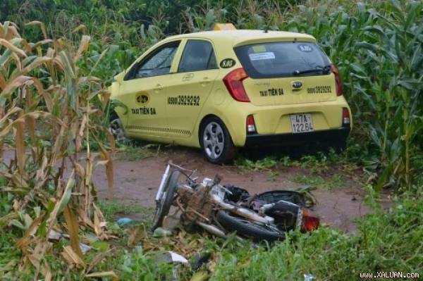 Đắk Lắk: Taxi lại gây tai nạn liên hoàn, 3 người thương vong