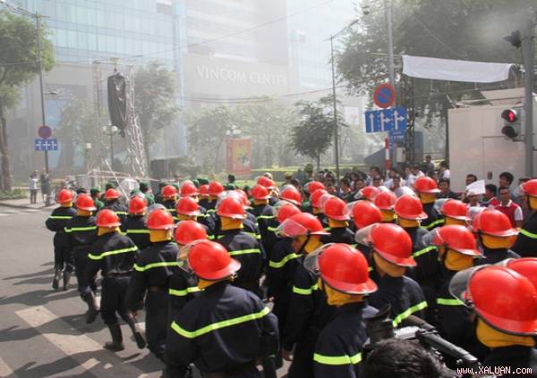 Lực lượng chữa cháy hùng hậu nhất xuất hiện giữa trung tâm Sài Gòn