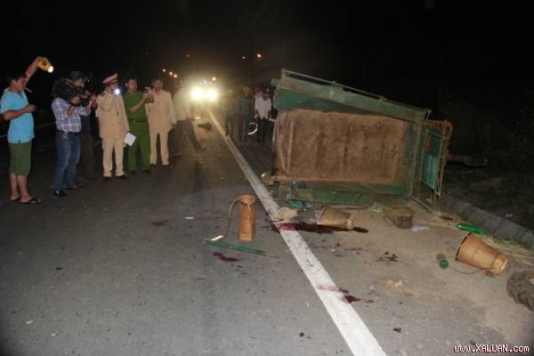 Gia Lai: Va chạm với xe tải, 14 người trên công nông bị hất xuống đất