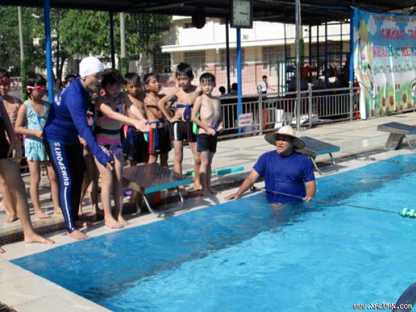 Trường dạy miễn phí cho những em học sinh chưa biết bơi