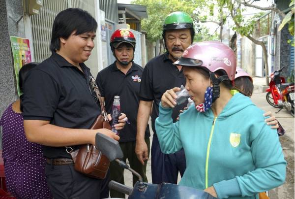 TGĐ Tân Hiệp Phát Trần Quí Thanh giản dị đi xe máy bán Nước tăng lực Number 1 Cola