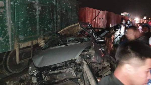 Hưng Yên: Ô tô mắc kẹt vào thanh ray đường sắt, lái xe chế‎t tại chỗ