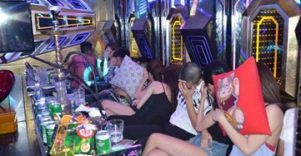 Bất chấp lệnh cấm, 24 nam nữ ‘ba‌y lắ‌c’ trong quán karaoke Rubi