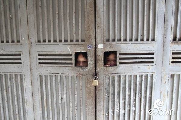 Ánh mắt sau song sắt của 3 đứa trẻ không được đến trường, không được khai sinh giữa Hà Nội