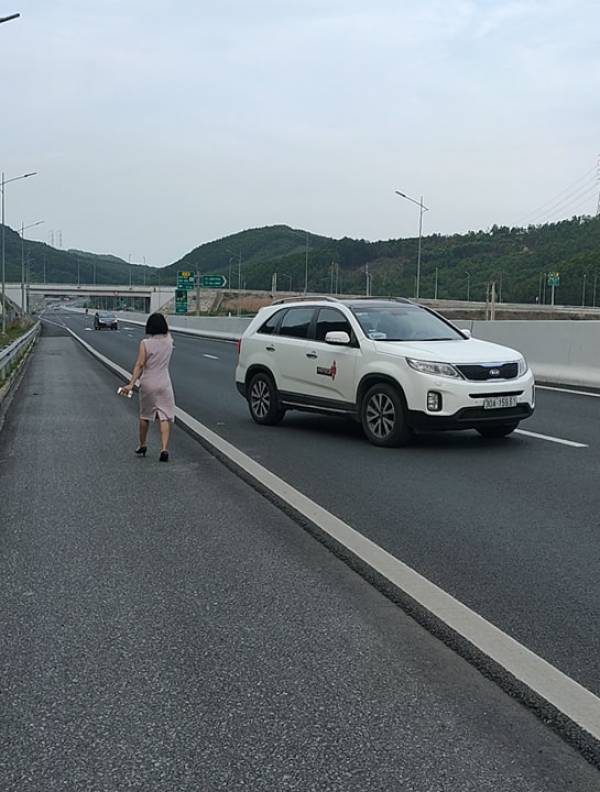 Quảng Ninh: Cần xử lý nghiêm hành vi lùi xe trên cao tốc Hạ Long - Vân Đồn