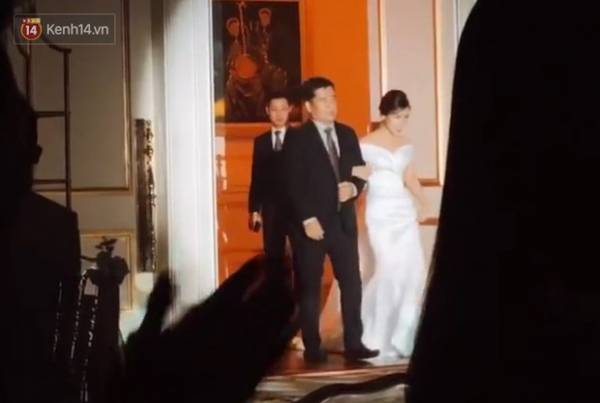 Xúc động khoảnh khắc cô dâu Viên Minh được cha dắt tay vào lễ đường: Cha chỉ mong con luôn hạnh phúc thôi