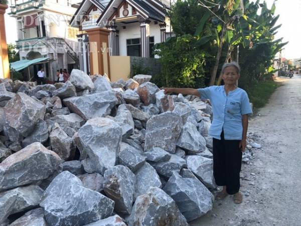 Thanh Hóa: Cán bộ xã đổ đá chặn lối đi của gia đình có công