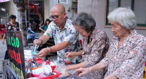 ‘Ông trùm Gameshow Việt’ Bửu Điền làm người bán hàng rong, kêu gọi giúp đỡ những mảnh đời khó khăn