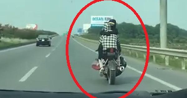 Ngồi ngược ôm bạn trai chạy xe máy trên cao tốc