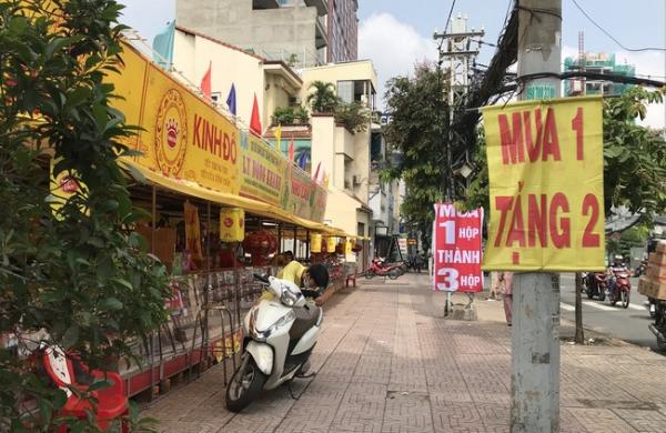 Thực hư bánh trung thu ‘mua 1 tặng 3’, ‘mua 1 tặng 4’ đầy đường phố Sài Gòn